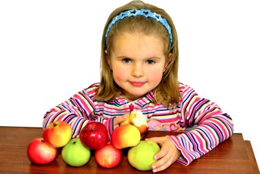 Bir çocuk organizma - vitaminler ve demir kaynağı için elma avantaj