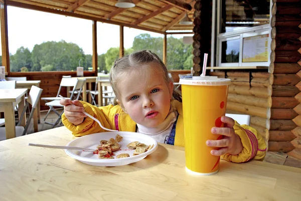 Copilul Mănâncă Bea Cafeneaua Deschisă Vară — Fotografie, imagine de stoc