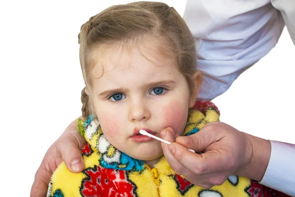 Ребенку обработать рану на губе — стоковое фото
