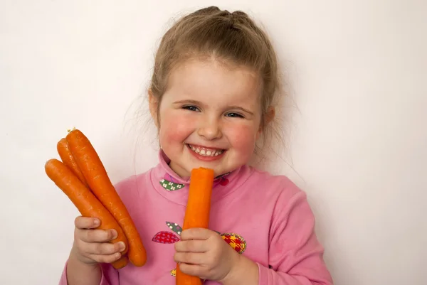 L'enfant mange des carottes — Photo