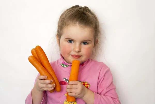 El niño come zanahorias —  Fotos de Stock