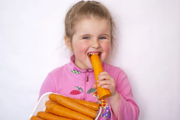 Copilul mănâncă morcovi — Fotografie, imagine de stoc