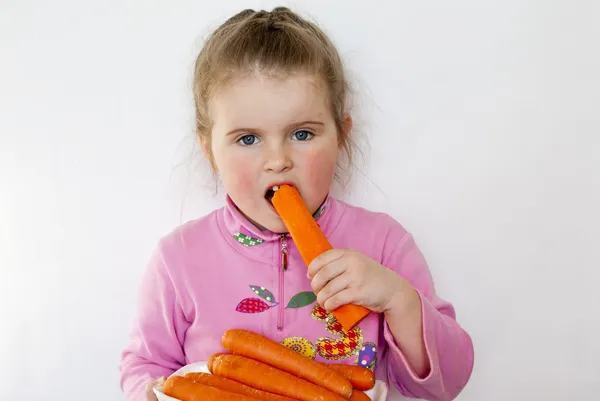 The girl eats carrots — Stock Photo, Image