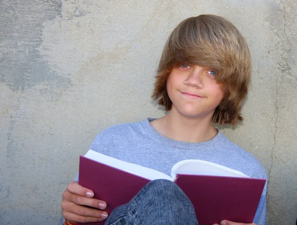 Tiener jongen met boek — Stockfoto