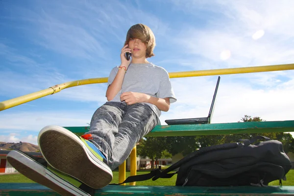 Adolescente con cellulare su gradini — Foto Stock