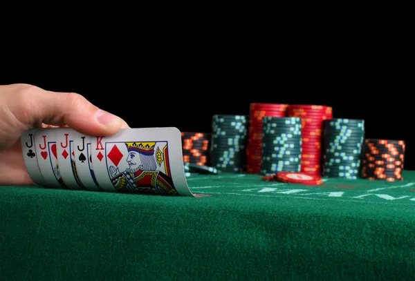 Coloque um jogador de poker. fichas e cartões — Fotografia de Stock