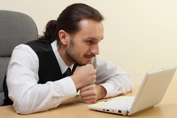 Homem pensando na frente do laptop — Fotografia de Stock