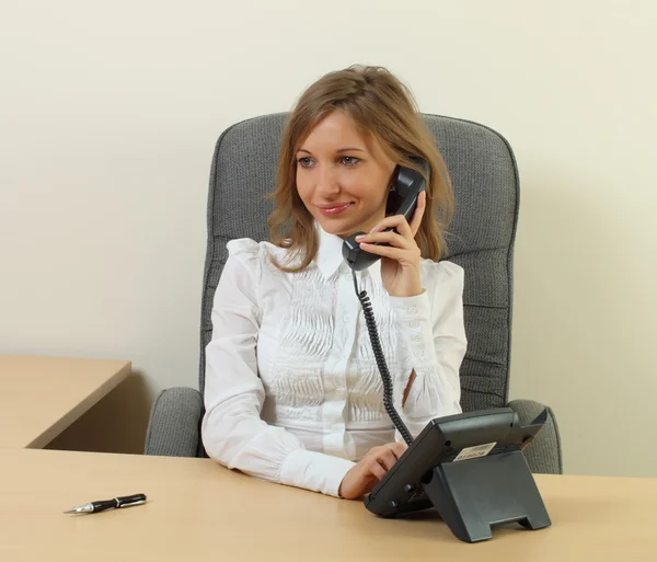 Business woman speeking over the phone — Stock Photo, Image
