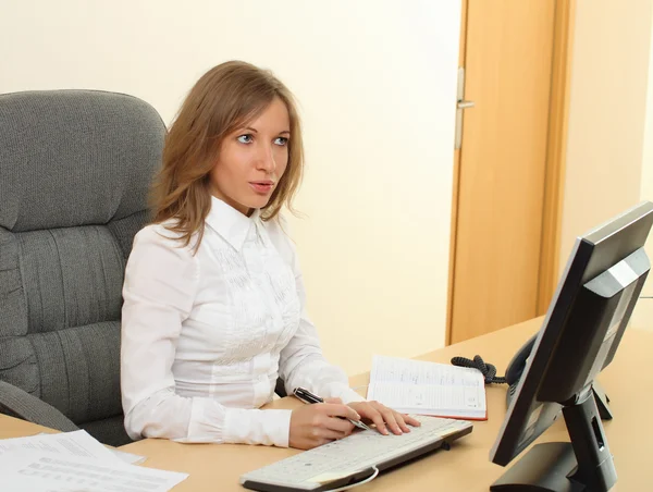 Donna d'affari con cellulare e laptop — Foto Stock