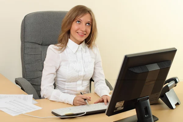 Γυναίκα των επιχειρήσεων χαμογελώντας με υπολογιστή — Φωτογραφία Αρχείου