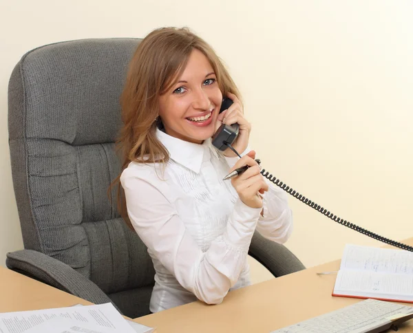 電話でビジネス女性ずっとずっと — ストック写真