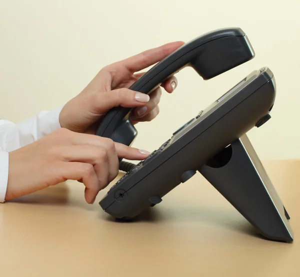 Mãos femininas e telefone — Fotografia de Stock