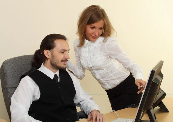 Affärsman och affärskvinna som vill övervaka — Stockfoto