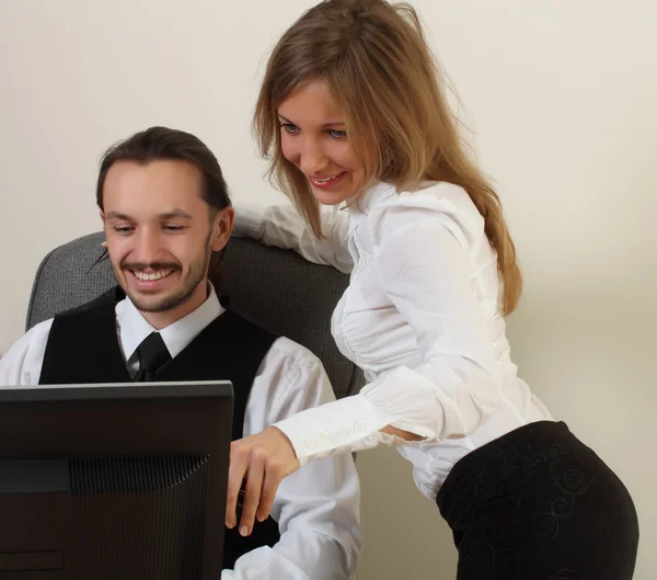 Affärsman och affärskvinna som vill övervaka — Stockfoto