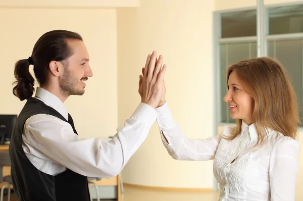 Succesvolle business man-vrouw team - klappen in handen — Stockfoto