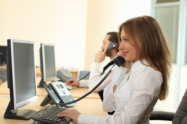 Женщина и мужчина делают звонки
