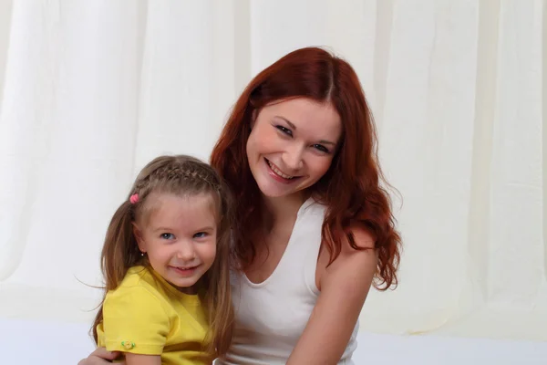 Portret van moeder en dochter thuis omarmen — Stockfoto