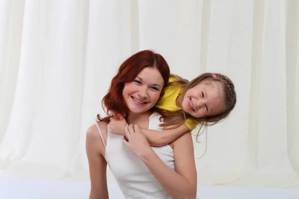 Retrato de madre e hija abrazándose en casa —  Fotos de Stock