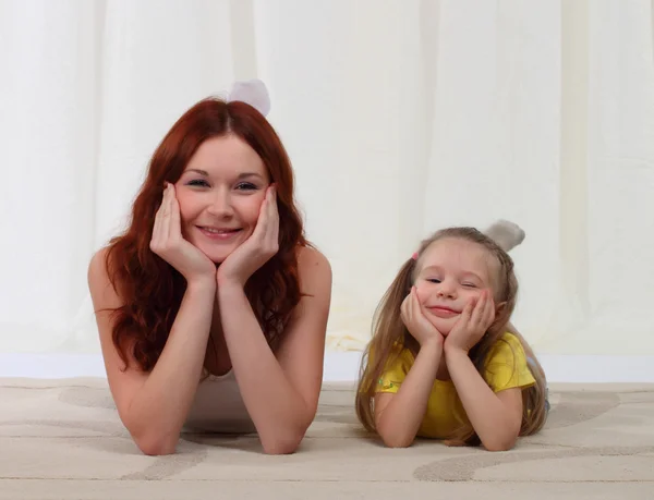 Mor och dotter på golvet hemma — Stockfoto