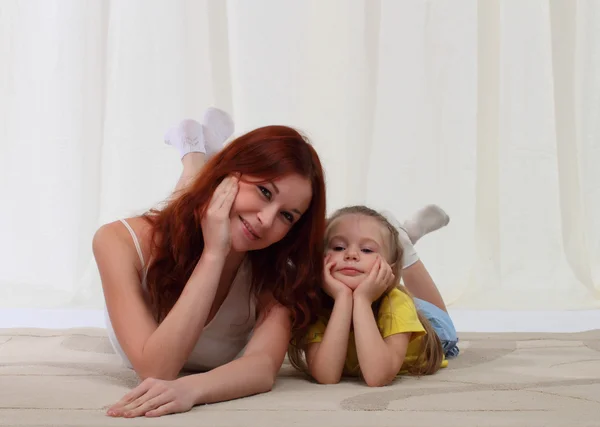 Moeder en dochter tot op vloer thuis — Stockfoto