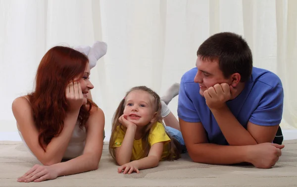 Šťastná rodina, kterým se na podlaze doma — Stock fotografie