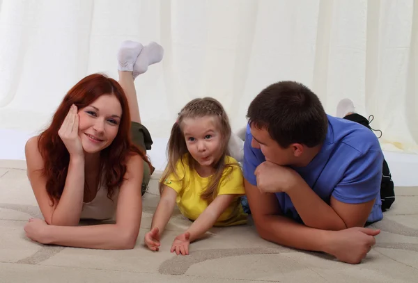 Šťastná rodina, kterým se na podlaze doma — Stock fotografie