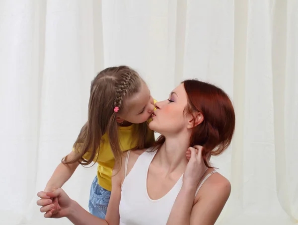Filha e mãe beijando — Fotografia de Stock