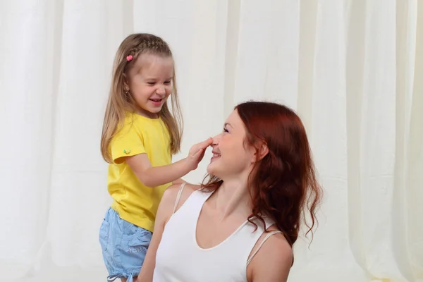 Дочка торкається маминого носа — стокове фото