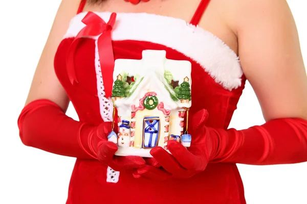 Ragazza in abito da Babbo Natale dando un giocattolo decorato come casa — Foto Stock