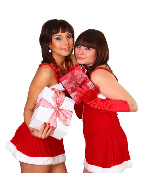 Duas meninas bonitas morena em Santa vestido segurando presentes — Fotografia de Stock