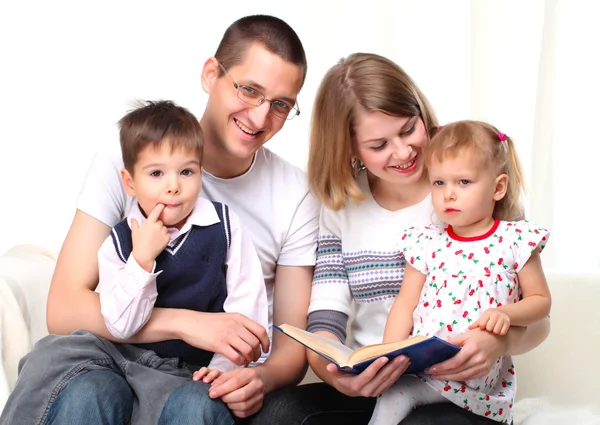 Lycklig Familj Läser Bok Soffa — Stockfoto