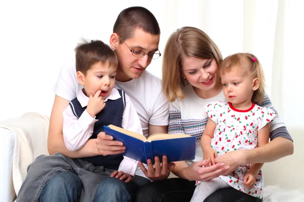 Família Feliz Lendo Livro Sofá — Fotografia de Stock