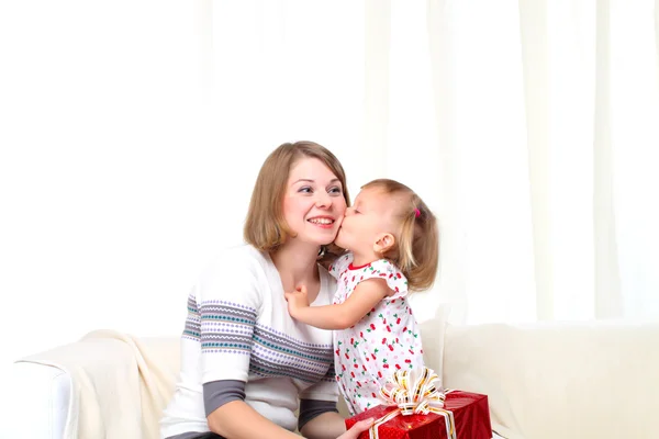 Mutter Beschenkt Ihre Tochter Roter Schachtel Und Küsst Sie Hause — Stockfoto