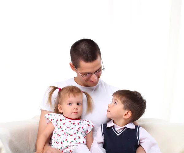 Portrét otce a děti sedí na pohovce — Stock fotografie
