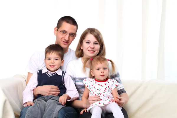 Porträt einer glücklichen Familie auf dem Sofa — Stockfoto