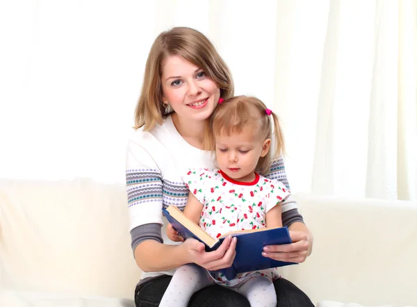Moeder Dochter Lezen Van Een Boek Sofa — Stockfoto