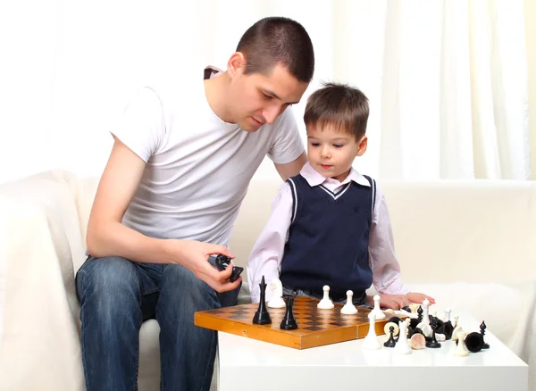 Отец Сын Играют Шахматы Диване — стоковое фото