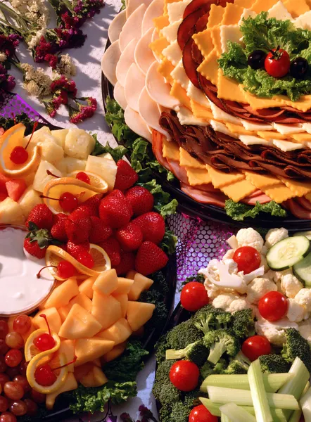 Hranolky, sýr, maso a ovoce zásobníky Royalty Free Stock Fotografie