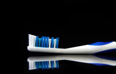 Siyah arkaplanda diş fırçası