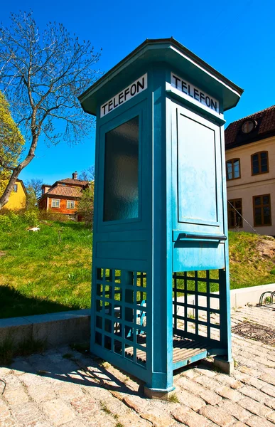 Антикварная телефонная будка — стоковое фото