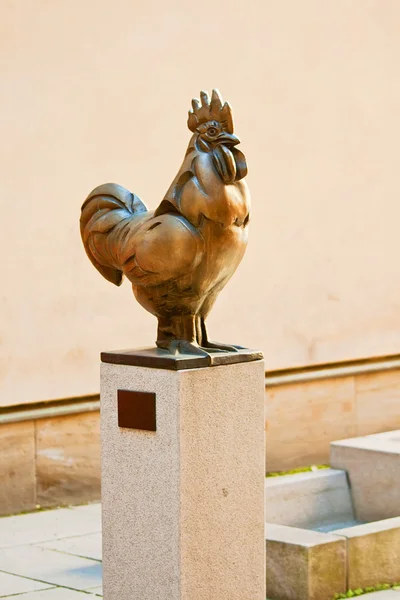 Cockerel em uma pedesta — Fotografia de Stock