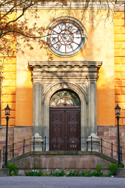 Rampe Porte Fenêtre Église Avec Des Lanternes Des Deux Côtés — Photo