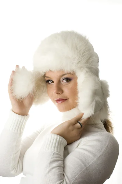 Giovani donne che indossano un cappello di pelliccia invernale Fotografia Stock