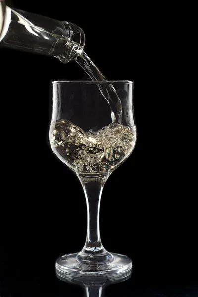 白ワインが注がれています。 — ストック写真