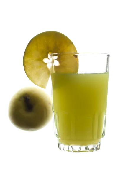 Glass of freshly squeeze green apple juice — Stock Photo, Image