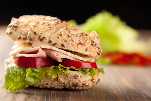 Dilimlenmiş jambon ve peynirli sandviç — Stok fotoğraf