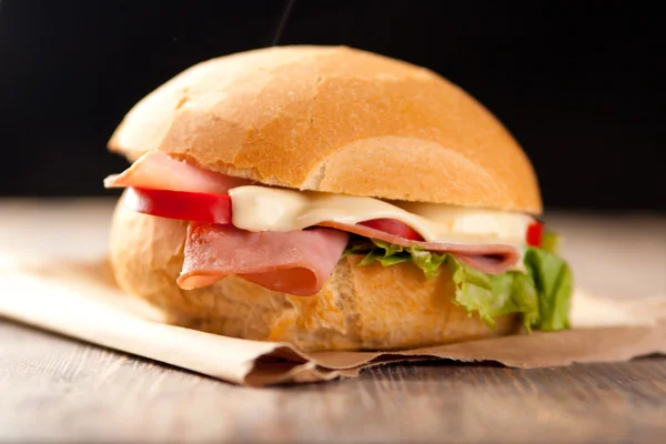 スライスされたハムとチーズのサンドイッチ — ストック写真