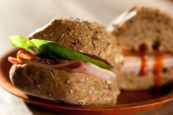 Jambonlu sandviç dilimlenmiş — Stok fotoğraf
