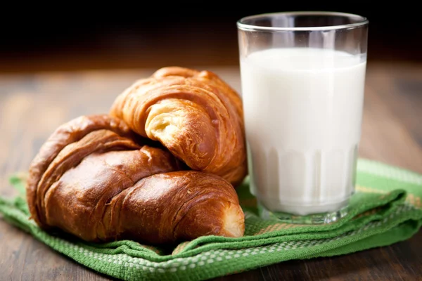 Croissants und Milch Stockfoto