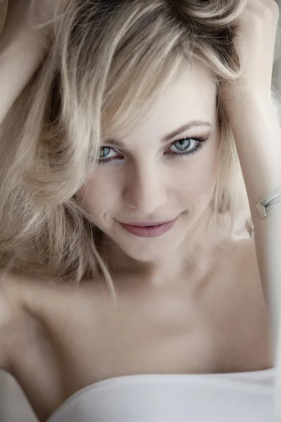 Сексуальна блондинка волохата жінка — стокове фото